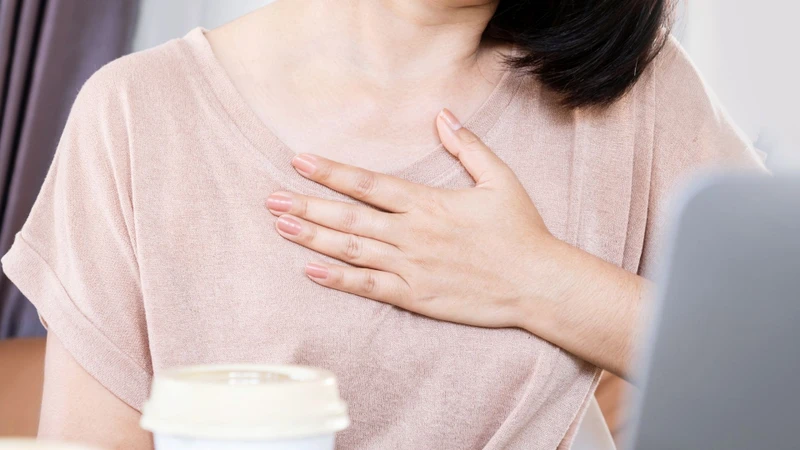 Người mắc hội chứng QT ngắn có thể cảm thấy tim đập nhanh, mạnh hoặc không đều