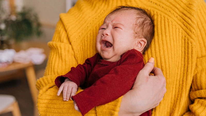 Trẻ trở nên kích thích, khó dỗ dành, quấy khóc kéo dài hoặc biểu hiện khó chịu nhiều hơn so với bình thường