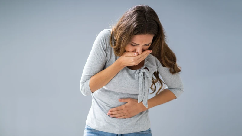 Triệu chứng nôn và buồn nôn thường xuất hiện sớm do tăng hoạt tính serotonin trên đường tiêu hóa