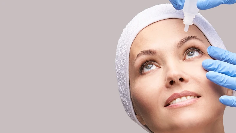 Dùng nước mắt nhân tạo để làm dịu niêm mạc nếu mắt bạn bị khô