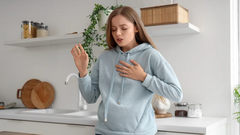 Khi tiếp xúc với máu, người bệnh xuất hiện các biểu hiện như tim đập nhanh, sau đó có thể giảm nhịp tim và huyết áp đột ngột