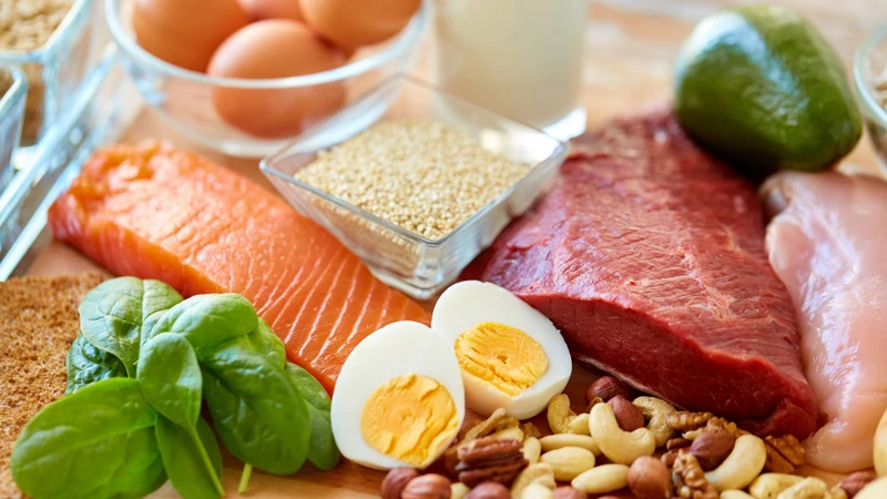 Ưu tiên thịt nạc, cá, trứng, sữa, các loại đậu để hỗ trợ phục hồi mô và duy trì sức khỏe