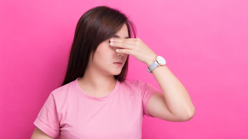 Đau thường xuất hiện ở một bên, tập trung trong hoặc xung quanh hốc mắt