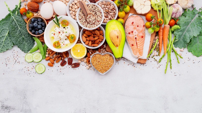 Ưu tiên đa dạng rau, quả, ngũ cốc nguyên hạt, nguồn đạm phù hợp và các thực phẩm ít chế biến