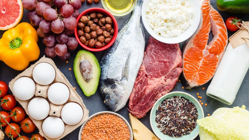 Ưu tiên khẩu phần cung cấp đầy đủ năng lượng, protein, vitamin và khoáng chất theo nhu cầu tuổi