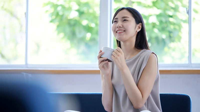 Uống nước ấm thay vì nước lạnh giúp làm dịu dây thanh và giữ độ ẩm cần thiết cho niêm mạc