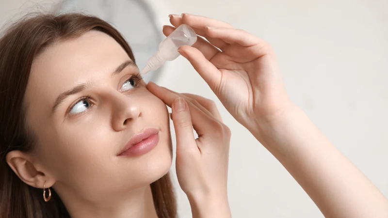 Có thể sử dụng nước mắt nhân tạo khi cần thiết và tuân thủ đúng hướng dẫn khi đeo kính áp tròng