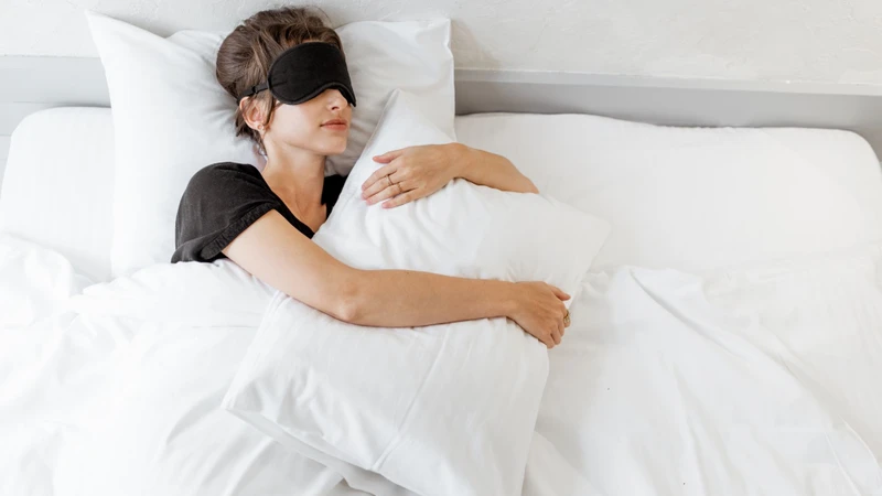 Xây dựng thói quen ngủ đều đặn và tạo môi trường ngủ lý tưởng để cải thiện giấc ngủ