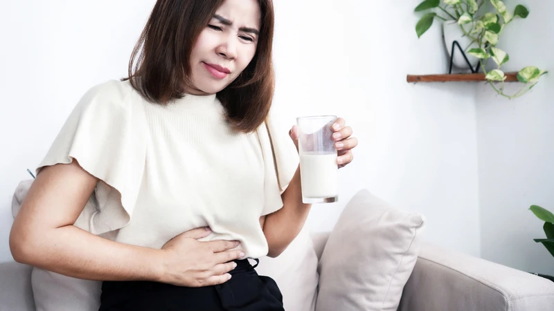 Đầy hơi và chướng bụng là dấu hiệu không dung nạp lactose thường gặp