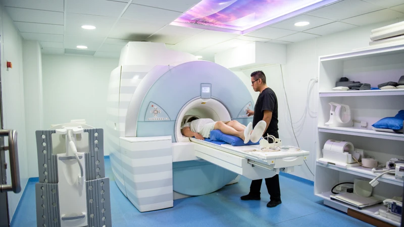 MRI não, được sử dụng để phát hiện các tổn thương cấu trúc như khối u, tổn thương thân não hoặc bất thường dọc đường đi của dây thần kinh