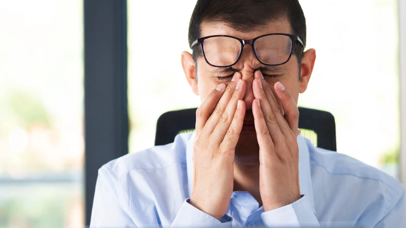 Khi có dấu hiệu như song thị, lệch mắt hoặc mỏi mắt kéo dài, cần đi khám sớm để phát hiện và can thiệp kịp thời