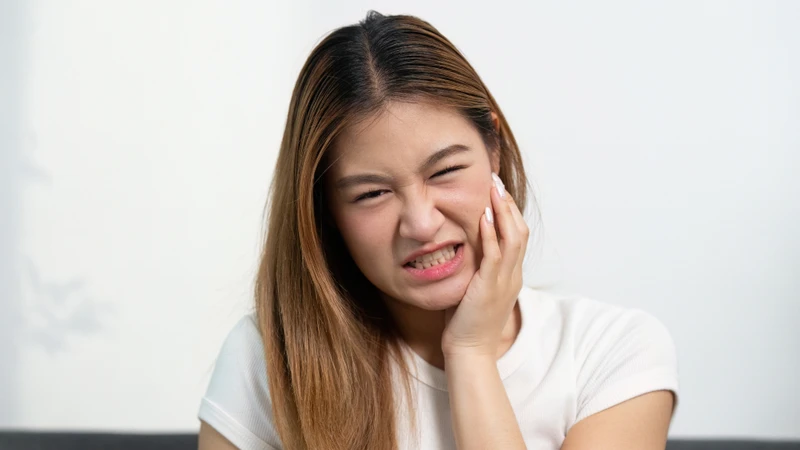 Liệt dây thần kinh số V gây ra các rối loạn đa dạng, chủ yếu liên quan đến chức năng cảm giác vùng mặt và vận động cơ nhai