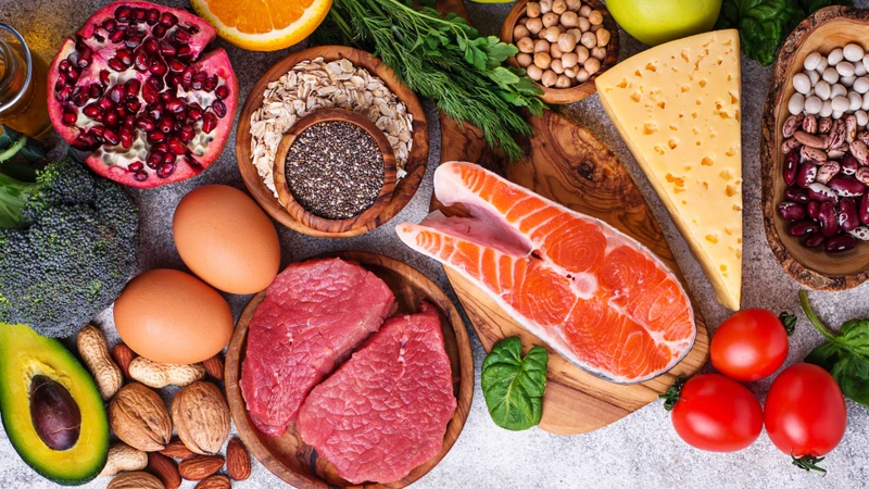 Đảm bảo khẩu phần ăn đa dạng, cân đối giữa các nhóm chất dinh dưỡng gồm chất đạm, chất béo, tinh bột, vitamin và khoáng chất