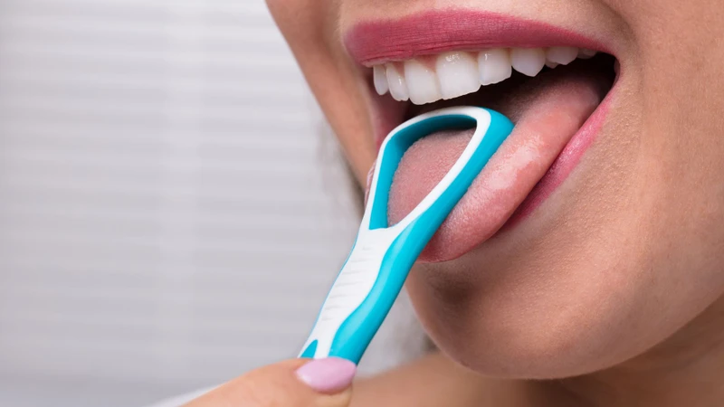 Vệ sinh răng miệng và cạo lưỡi thường xuyên