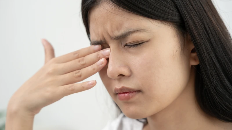 Người bệnh có cảm giác ngứa râm ran hoặc kích thích trong mắt, dẫn đến việc muốn dụi mắt liên tục