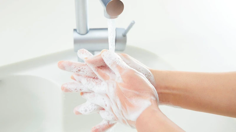 Đảm bảo vệ sinh cá nhân như rửa tay bằng xà phòng trước khi ăn và sau khi đi vệ sinh