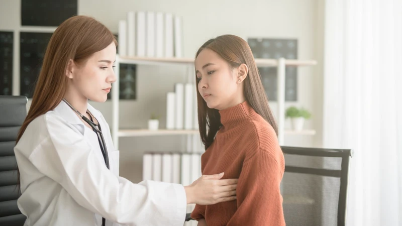 Bác sĩ quan sát trực tiếp núm vú và quầng vú để đánh giá vị trí, mức độ và đặc điểm của tổn thương