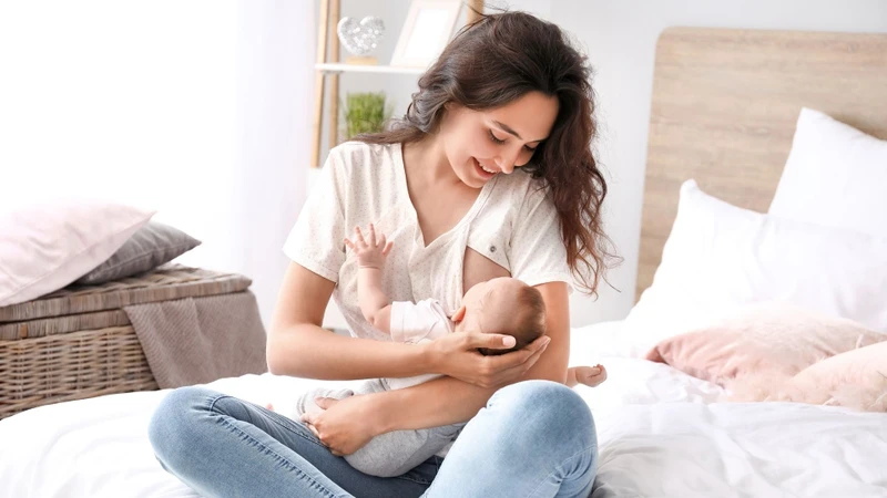 Đảm bảo trẻ ngậm vú đủ sâu thay vì chỉ ngậm phần núm vú để hạn chế tổn thương