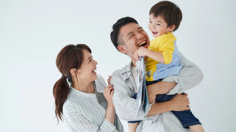 Đảm bảo trẻ được chăm sóc ổn định, an toàn và đáp ứng đầy đủ nhu cầu cảm xúc ngay từ những năm đầu đời