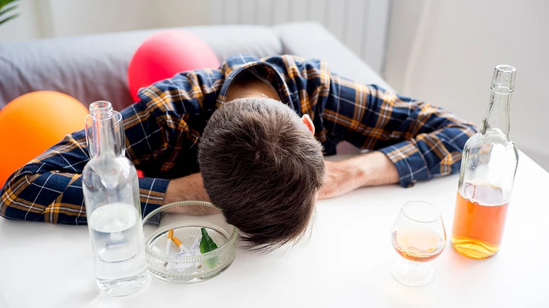 Việc lạm dụng rượu có thể làm thay đổi chức năng não và dẫn đến hoặc làm trầm trọng thêm các rối loạn tâm thần
