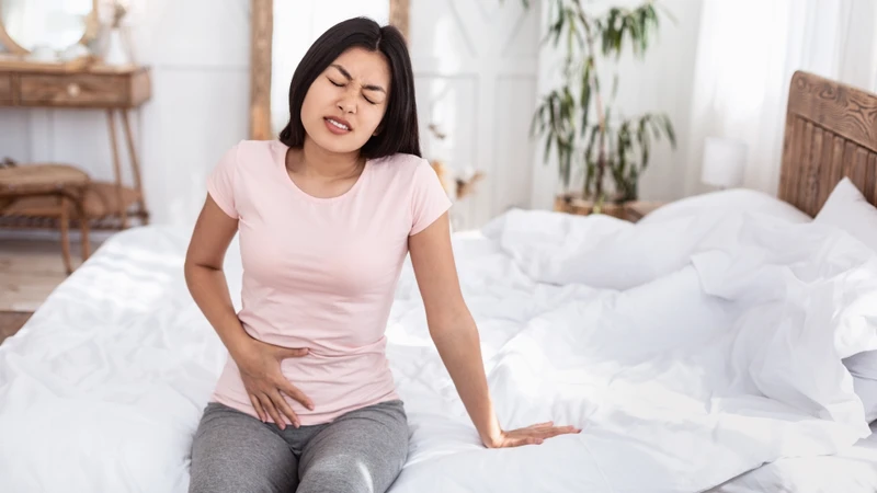 Một số trường hợp rong huyết có thể kèm theo đau âm ỉ vùng bụng dưới, đau vùng chậu hoặc cảm giác nặng tức vùng hạ vị