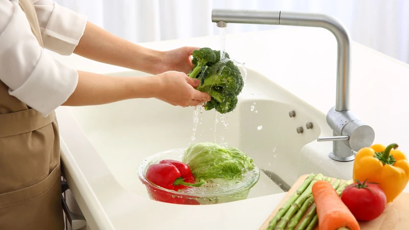 Rửa sạch rau và thực phẩm, đặc biệt là các loại rau mọc dưới nước trước khi chế biến