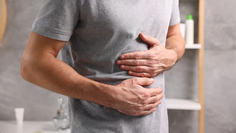Người bệnh có thể cảm thấy đau âm ỉ hoặc tức nặng ở vùng hạ sườn phải