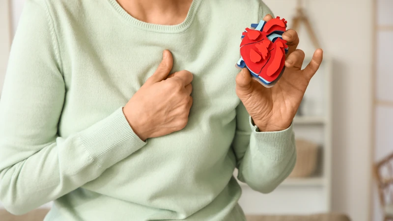 Một trong những dấu hiệu đặc trưng của bệnh thiểu năng vành là cơn đau ngực