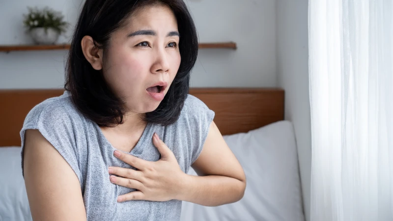 Khó thở là triệu chứng thường gặp nhất, biểu hiện bằng cảm giác thiếu không khí, hụt hơi, tăng rõ khi gắng sức