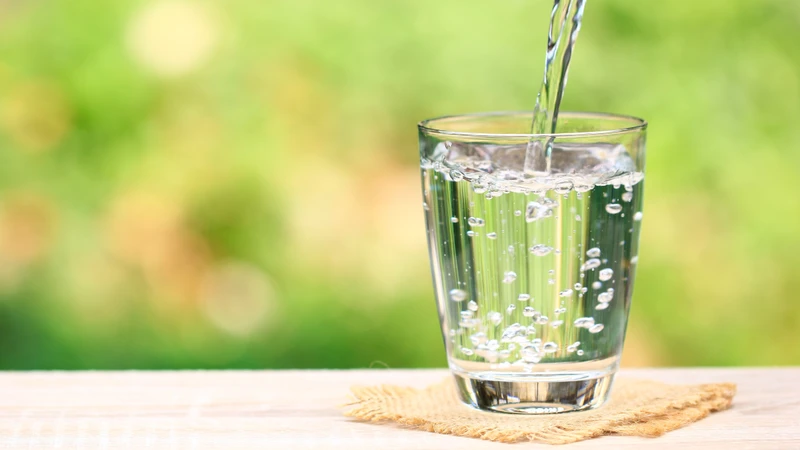Uống quá ít nước, dẫn đến nước tiểu đậm đặc và dễ kích thích bàng quang