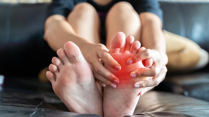 Đau vùng bàn chân trước là triệu chứng phổ biến nhất của u dây thần kinh Morton