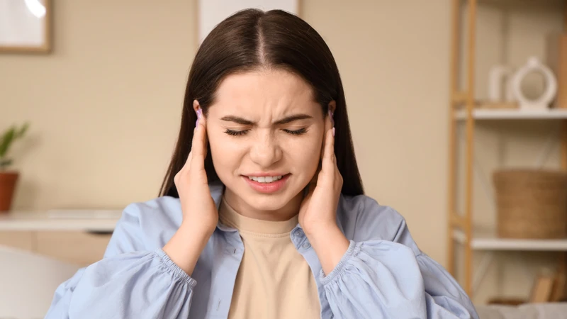 Ù tai thường đi kèm với giảm thính lực và có thể là dấu hiệu khởi phát
