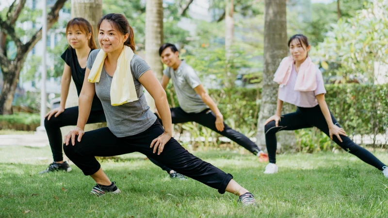 Duy trì lối sống lành mạnh với chế độ ăn uống cân đối, tập luyện thể dục thường xuyên