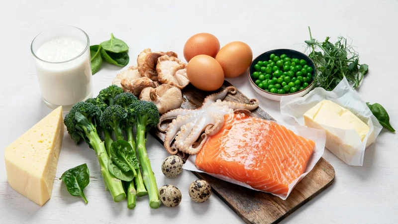 Bổ sung đủ protein, canxi, vitamin D và các dưỡng chất cần thiết qua chế độ ăn
