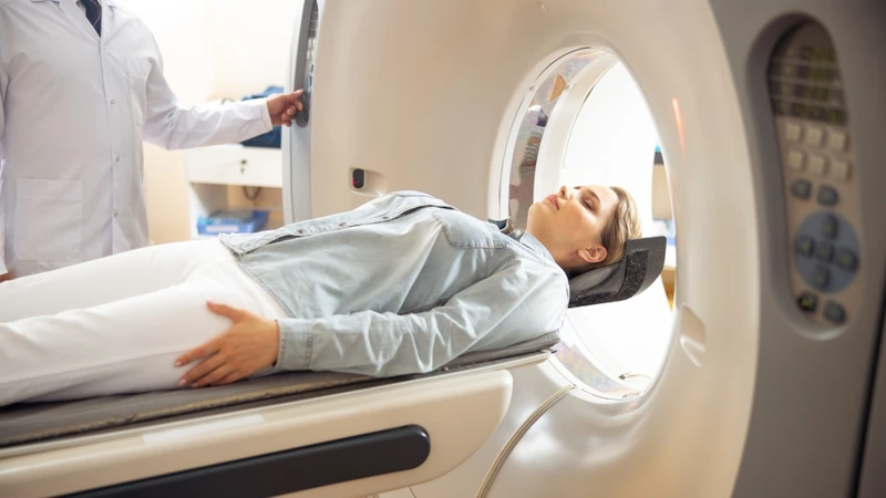 CT bụng, ngực và vùng chậu được sử dụng để đánh giá mức độ xâm lấn của khối u