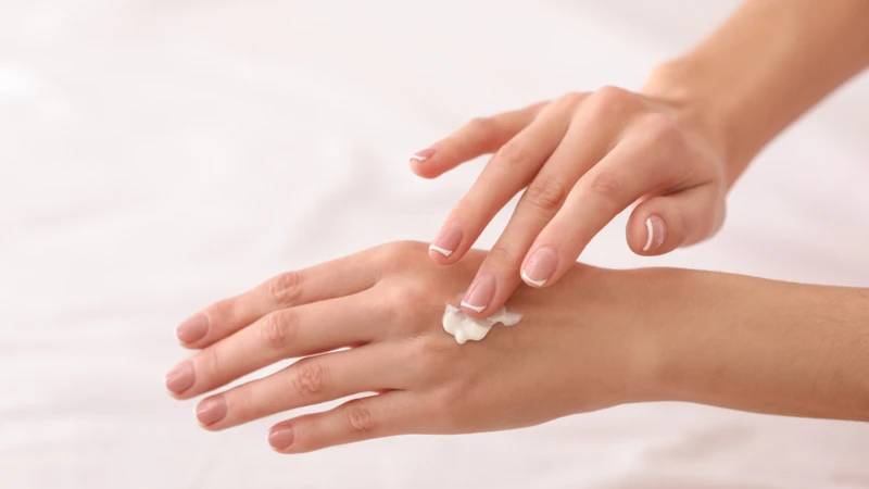 Dưỡng ẩm da hằng ngày bằng kem dưỡng phù hợp giúp hạn chế khô da, bong tróc