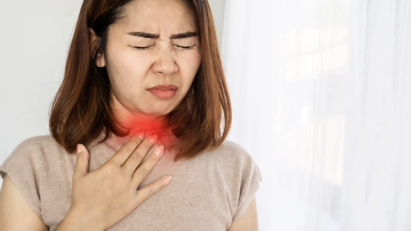Đau họng là triệu chứng nổi bật và thường xuất hiện sớm nhất của viêm amidan cấp
