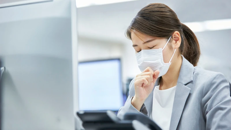 Ho khan, không có đờm, có thể xuất hiện do kích thích mạn tính ở vùng họng