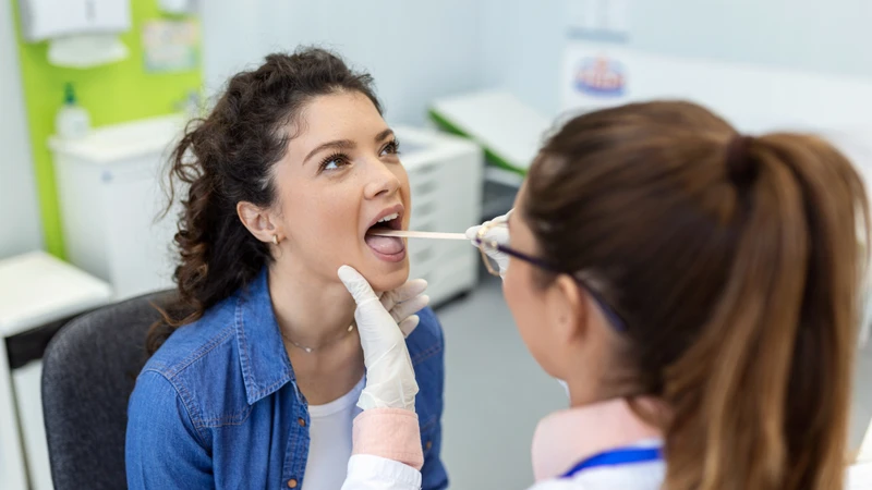 Khám lâm sàng là bước đầu tiên và có giá trị quan trọng trong chẩn đoán viêm amidan mạn tính
