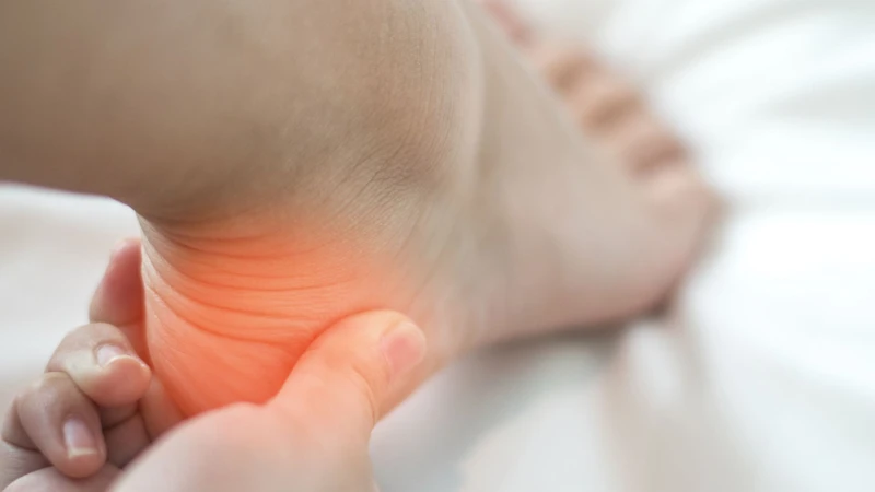 Cơn đau thường khu trú ở mặt dưới gót chân, đôi khi lan ra vùng lòng bàn chân