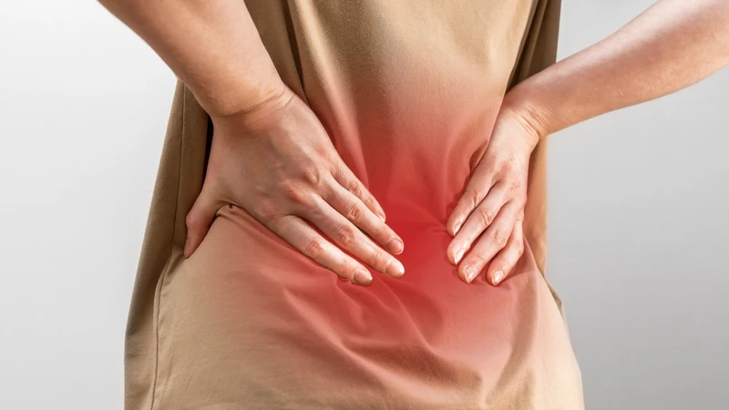 Đau lưng và cứng cột sống là biểu hiện khởi đầu phổ biến nhất, thường xảy ra ở vùng thắt lưng hoặc vùng mông