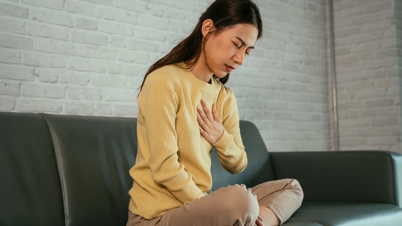 Acid dạ dày trào ngược lên thực quản gây cảm giác nóng rát là một dấu hiệu của viêm dạ dày cấp