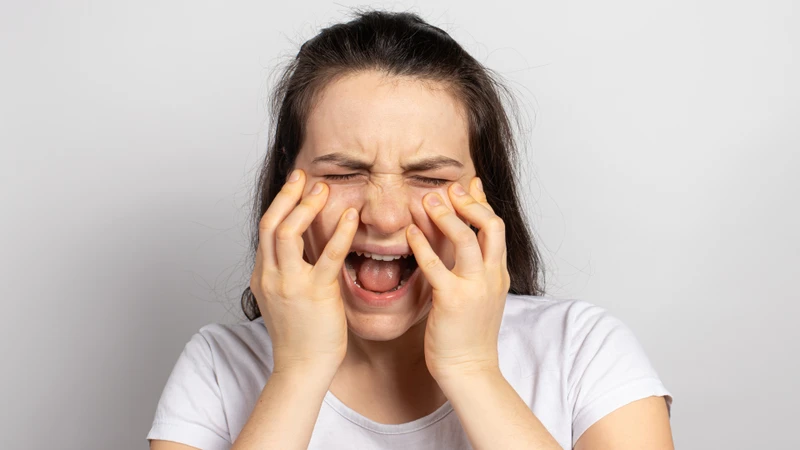 Các bệnh như xơ cứng rải rác có thể gây tổn thương lớp bao myelin của dây thần kinh số V