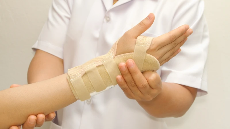 Sử dụng nẹp cổ tay giúp hạn chế các cử động gây đau, giảm áp lực lên gân và hỗ trợ quá trình lành tổn thương