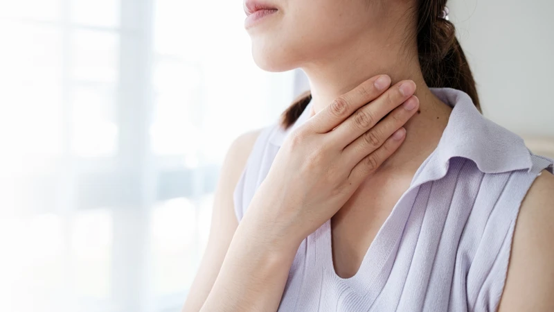 Người bệnh viêm khí quản thường cảm thấy đau rát họng hoặc nóng rát phía sau xương ức
