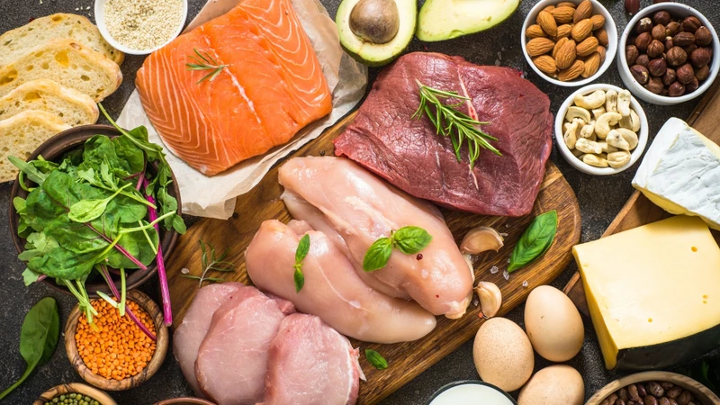 Tăng cường thực phẩm giàu protein như cá, thịt nạc, trứng và sữa để hỗ trợ phục hồi cơ thể