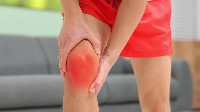 Người bệnh thường cảm thấy đau âm ỉ hoặc đau nhói tại khớp gối, đặc biệt khi vận động, đi lại hoặc thay đổi tư thế