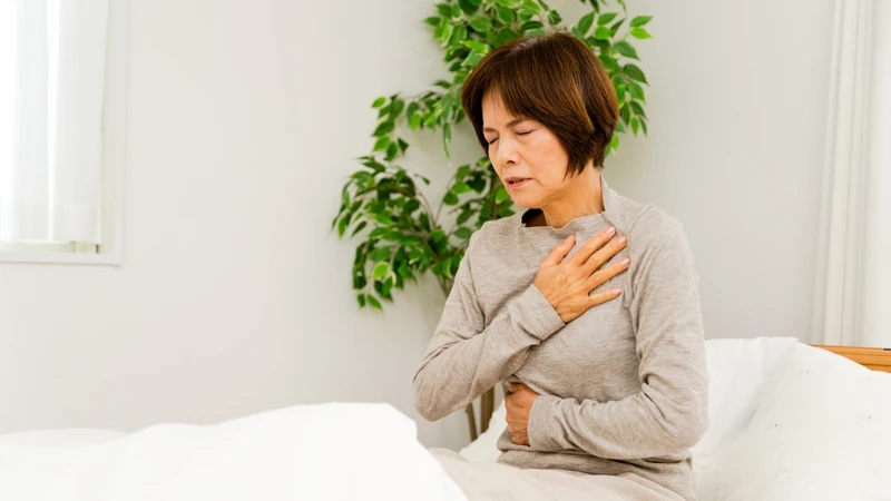 Cơn đau thường xuất hiện ở vùng trước ngực, dọc theo bờ xương ức
