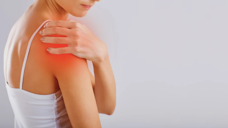 Viêm khớp vai thường gây đau ở vùng trước hoặc ngoài vai, có thể lan xuống cánh tay