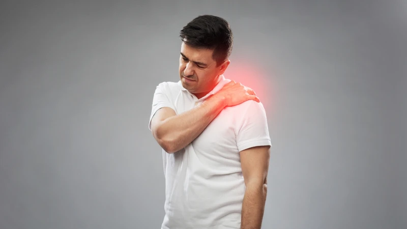Bất động kéo dài sau gãy xương, trật khớp hoặc can thiệp ngoại khoa có thể làm tăng nguy cơ co rút bao khớp